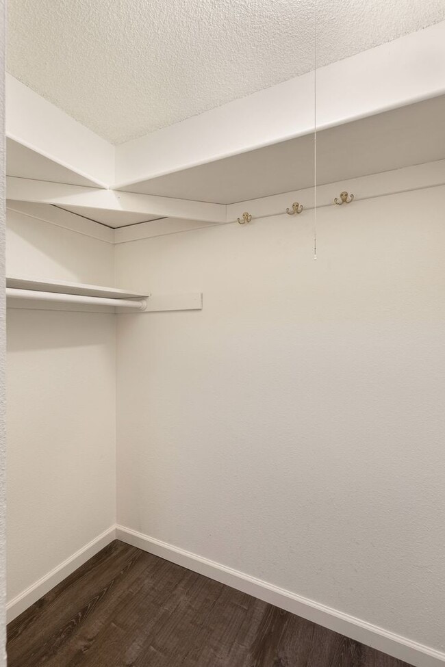 Building Photo - Prime Location: 1-Bedroom Condo in the Hea...