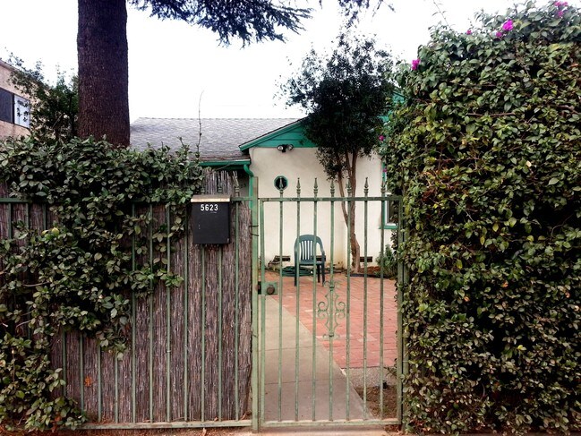 Foto del edificio - 5623 Woodman Ave