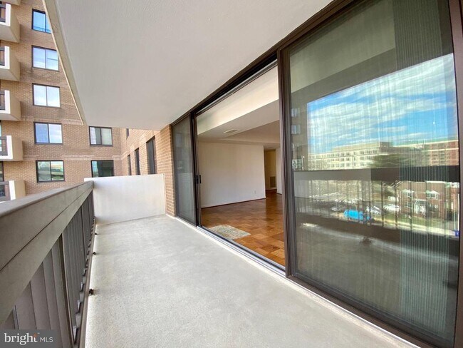 Foto del edificio - 3800 Fairfax Dr