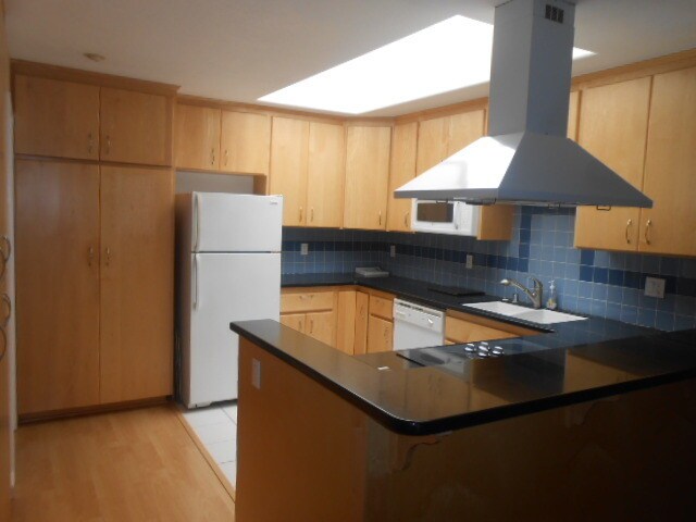 Building Photo - 327 Dahlia Pl