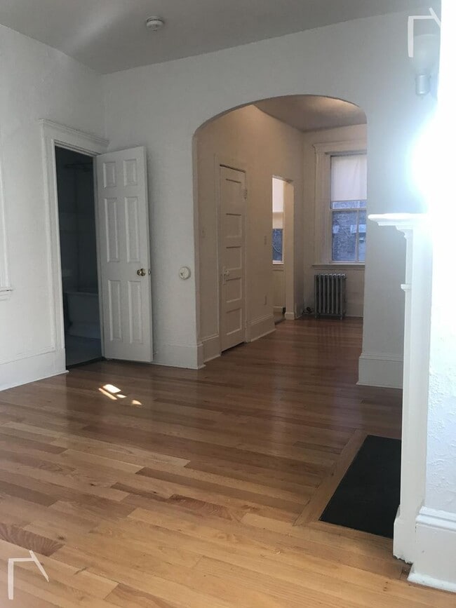 Building Photo - Avl NOW, No Fee! Charming 2-room studio in...