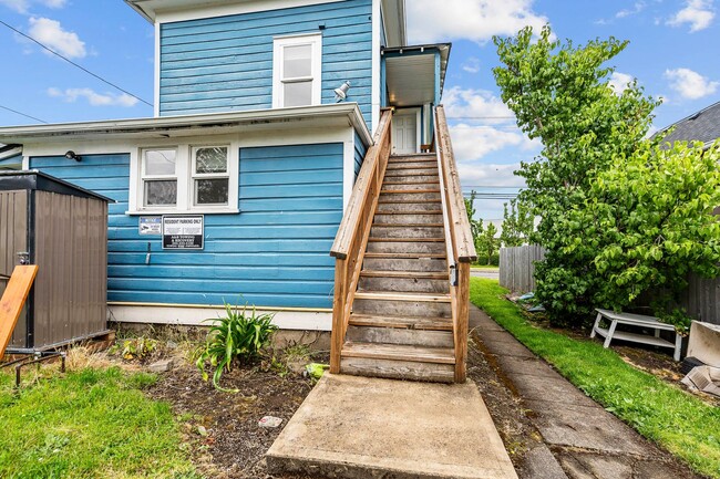 Building Photo - Charming 2 bedroom duplex-$200 off move in...