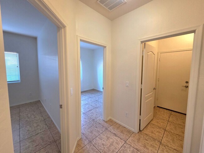 Foto del edificio - Beautiful 4 Bed/2 Bath in Goodyear!
