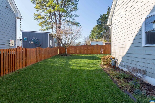 Foto del edificio - 1008 Locust Ln