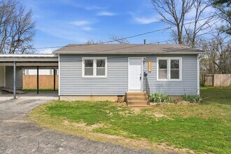 Building Photo - 700 1/2 S West Ave