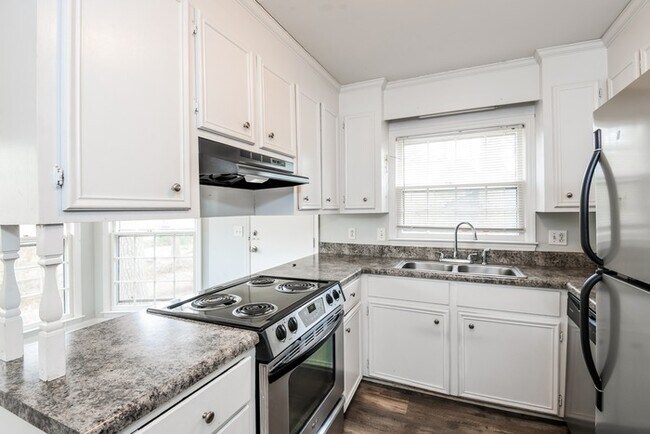 Building Photo - 112 Bent Bough Circle