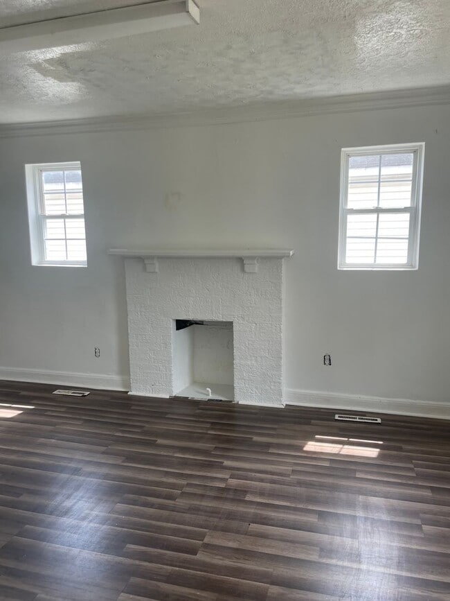 Building Photo - Four Bedroom Two Bath Home In Dunbar