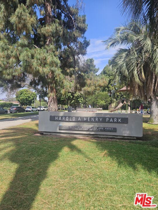 Foto del edificio - 854 1/2 S Plymouth Blvd