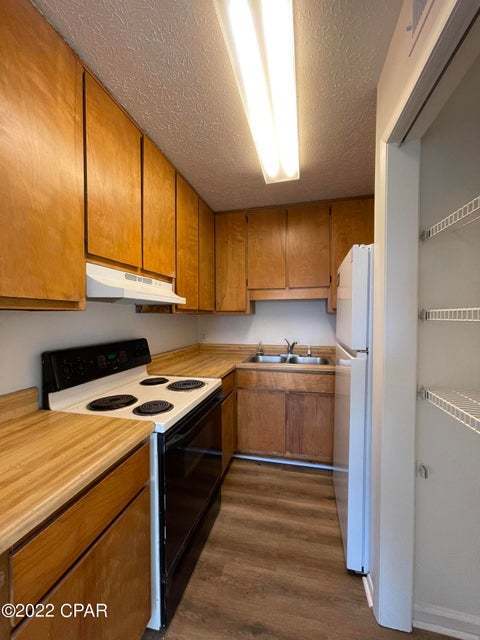 Building Photo - "Charming 1-Bed Apartment with Modern Comf...