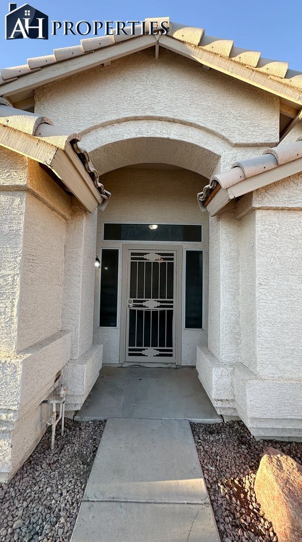 Building Photo - Updated Beauty in Desert Harbor