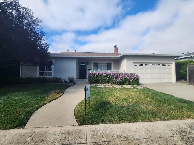 Foto del edificio - 7482 Larkdale Ave