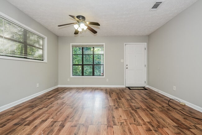 Building Photo - 999 Fairview Rd