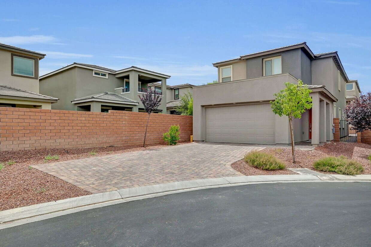 Foto principal - Summerlin gated community 4 bedroom 3 baths