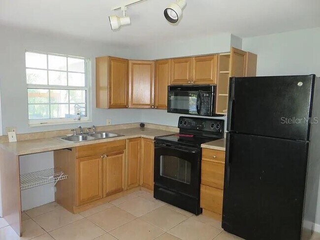 Building Photo - 1745 Dayton St S