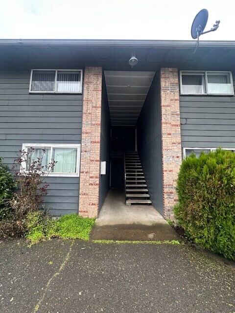 Building Photo - Charming 2-Bed Oasis with Full Bath on SE Division - 836 Sq. Ft. of Portland Comfort!