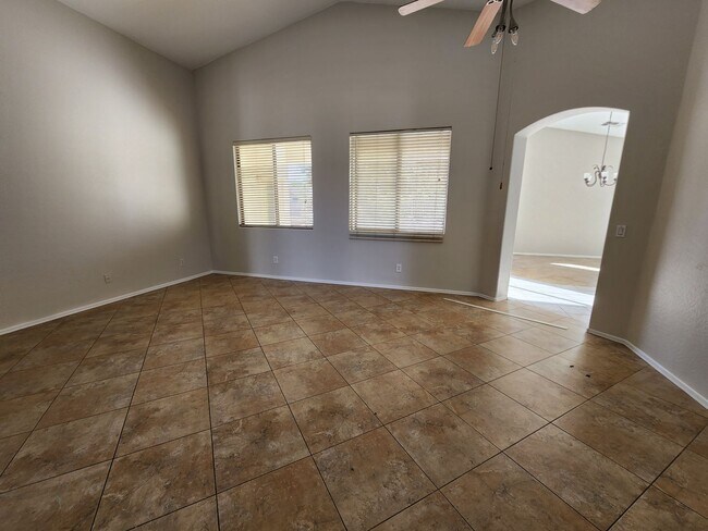 Foto del edificio - 3 bedroom plus den, vaulted ceilings, spli...