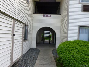 Building Photo - 15 Club House Dr