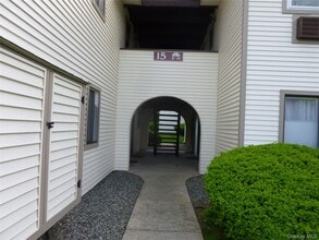 Building Photo - 15 Club House Dr