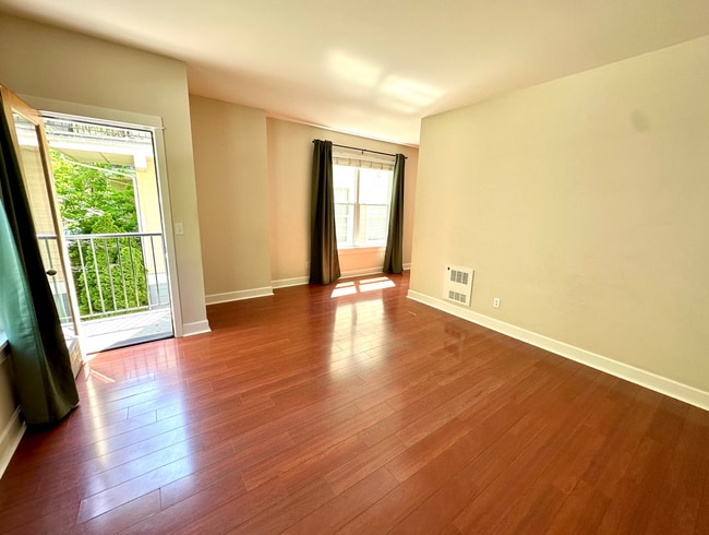 Building Photo - Spacious 3bed/3.5bath Townhome in West Sea...