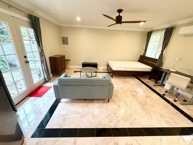 Building Photo - Furnished Studio, San Marino, separate back house