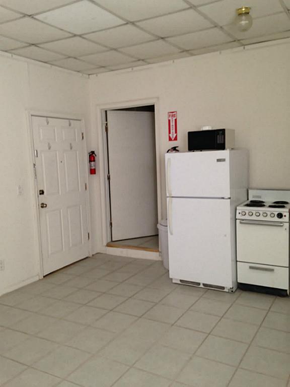 Building Photo - 609 Tuam St