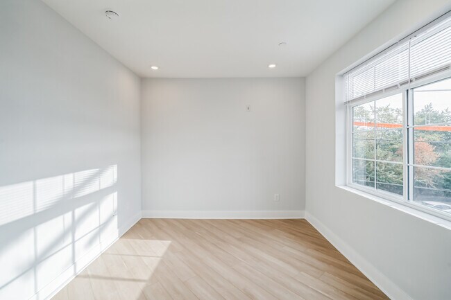 Building Photo - 646 N 32nd St