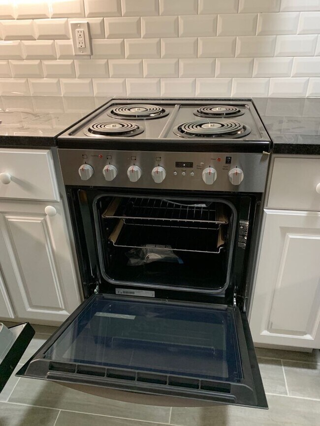 Building Photo - Brighton 2-Bed Near B and C Lines! Heat an...
