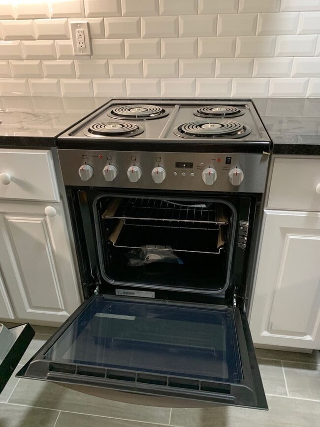 Foto del edificio - Brighton 2-Bed Near B and C Lines! Heat an...