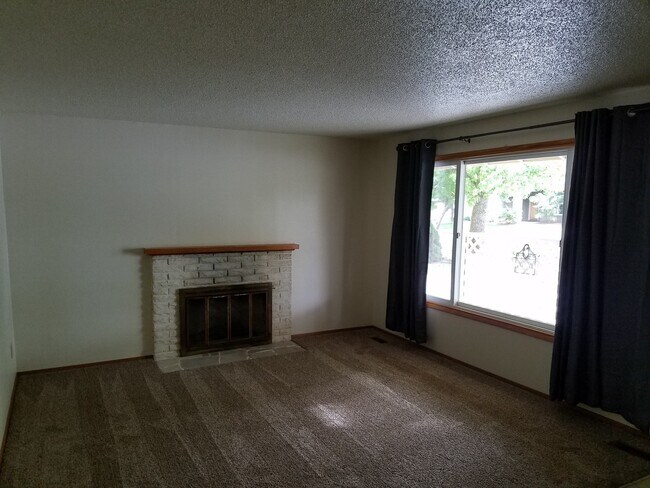 Building Photo - 3 Bedroom Home - Great Location - Available Soon