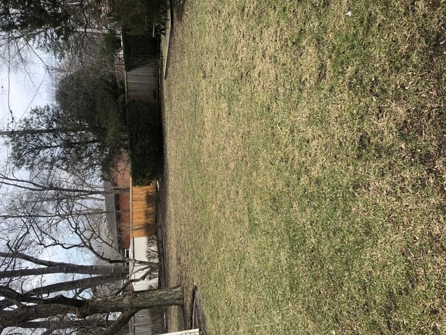 Foto del edificio - 3203 Sprucewood Rd