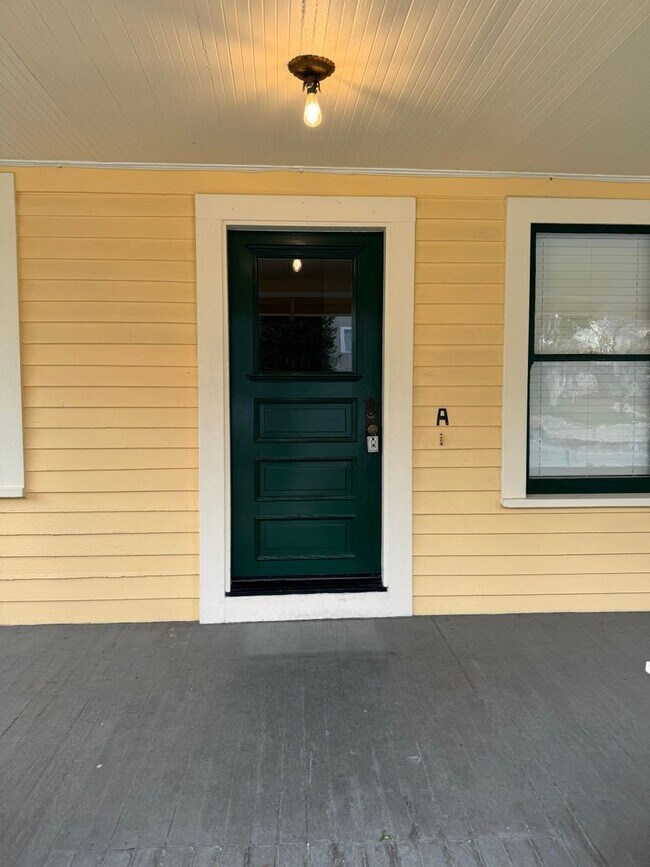 Building Photo - Darling 1 bedroom single story plus office...