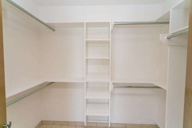 Building Photo - 16100 Rolling Meadows Dr
