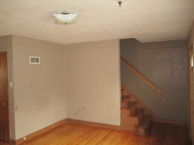 Sala de estar - 2405 Knapp St