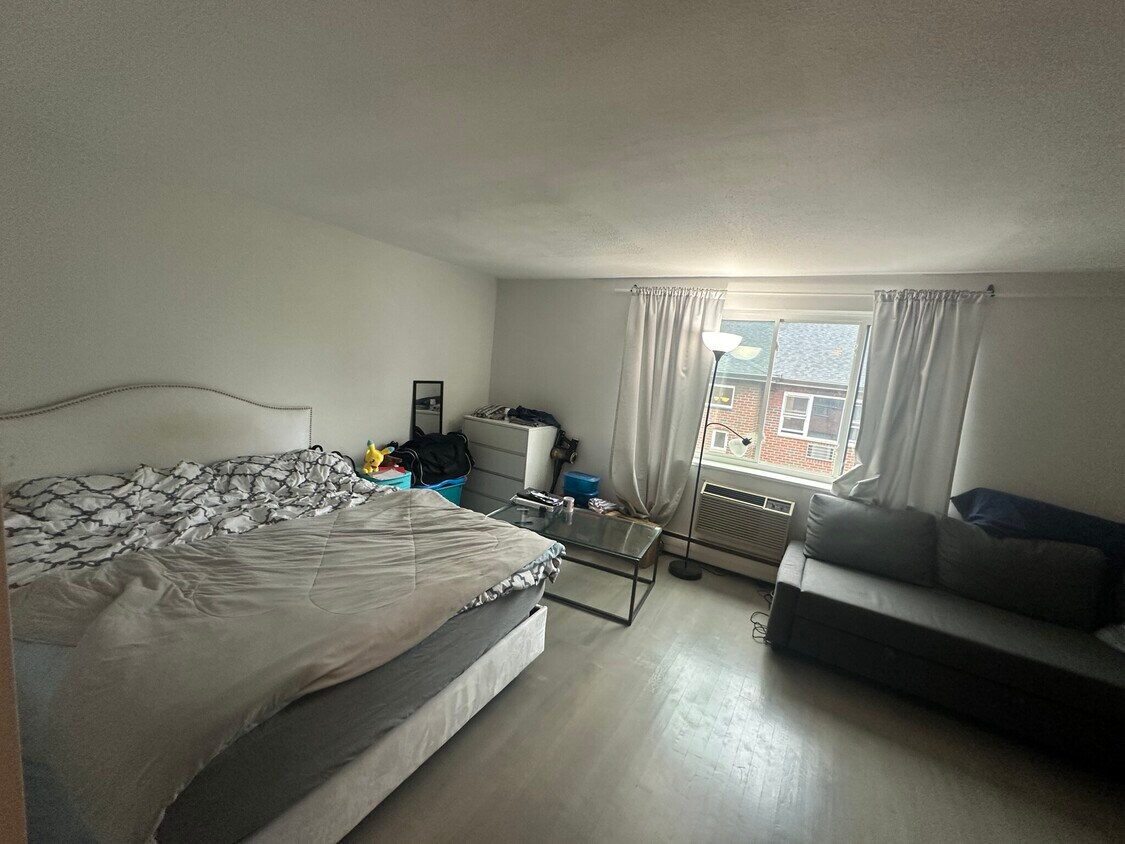 *Pictures are representative samples of the advertised unit. In some cases, the actual units you tou - 212 Kent St