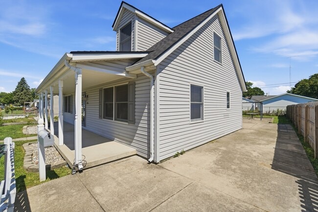 Building Photo - 245 Fitchland Dr