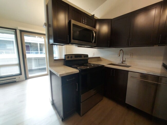 Foto del edificio - North Seattle 1BR with Private Balcony, Natural Light, and Modern Flooring