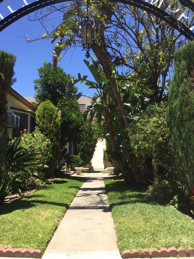 Beautiful lush private gated entry - 12219 Magnolia Blvd