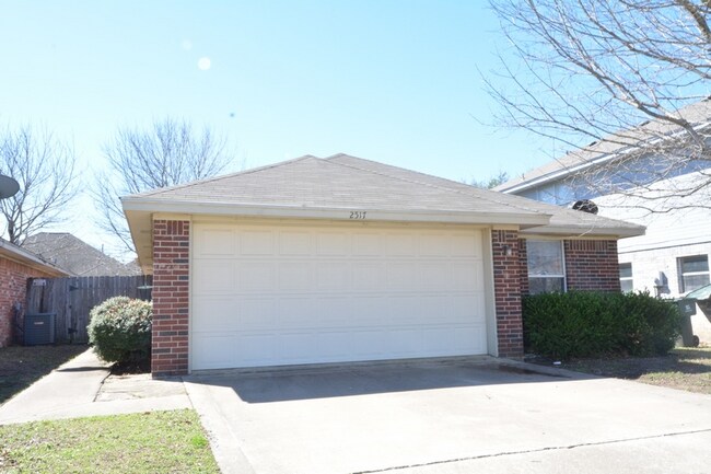 Foto del edificio - 2517 Sleepy Hollow Ln