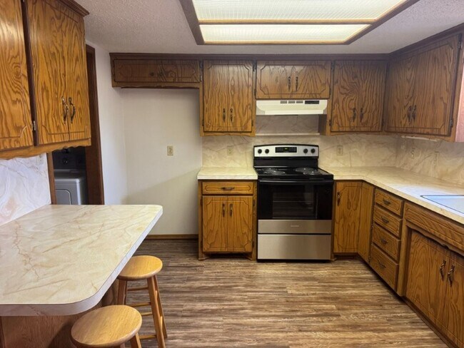 Foto del edificio - New paint, New flooring, New appliances in...