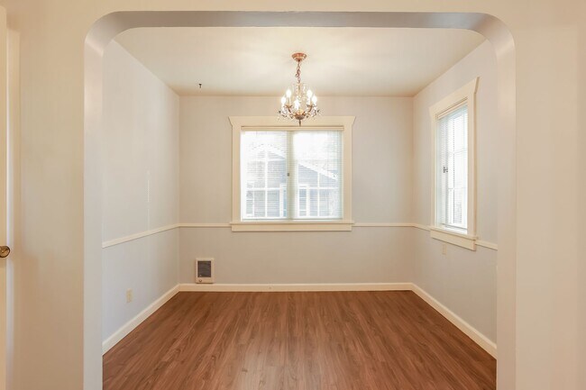Building Photo - Charming 2 bed, 1 bath beautiful fir hardwood floors minutes to everything.