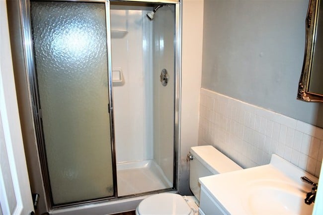 Building Photo - Spacious 4 Bedroom Ranch