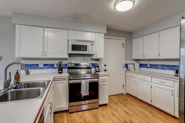 Foto del edificio - 3149 Oak Cir N