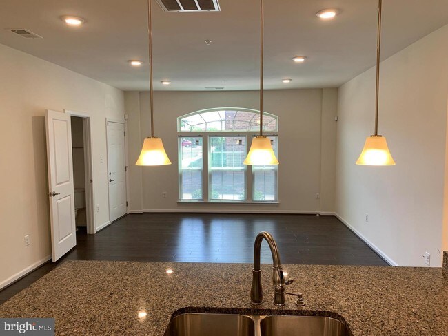 Foto del edificio - 8009 Orchard Grove Rd
