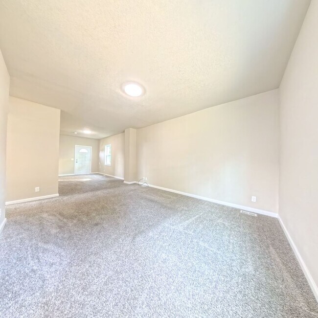 Foto del edificio - Updated 6 bedroom 2 bathroom home