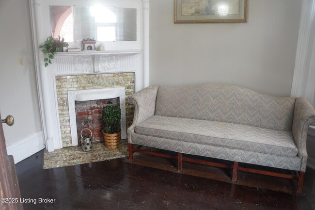 Building Photo - 226 W Burnett Ave