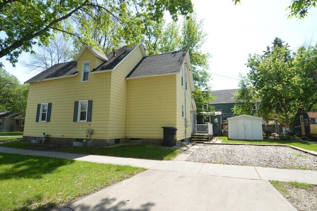 Building Photo - 3 Bedroom House available for Rent