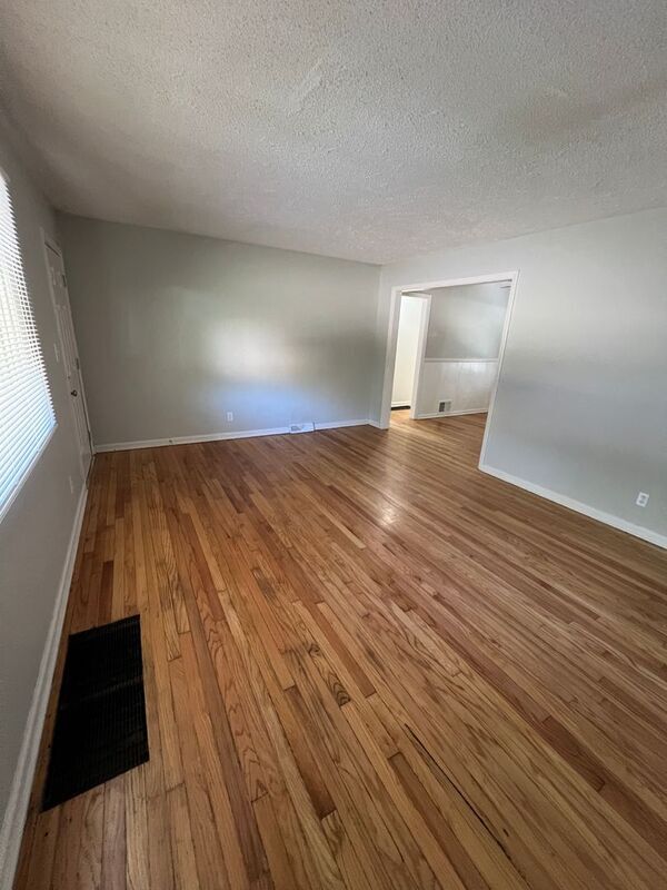 Foto del edificio - 6008 S Benton Ave