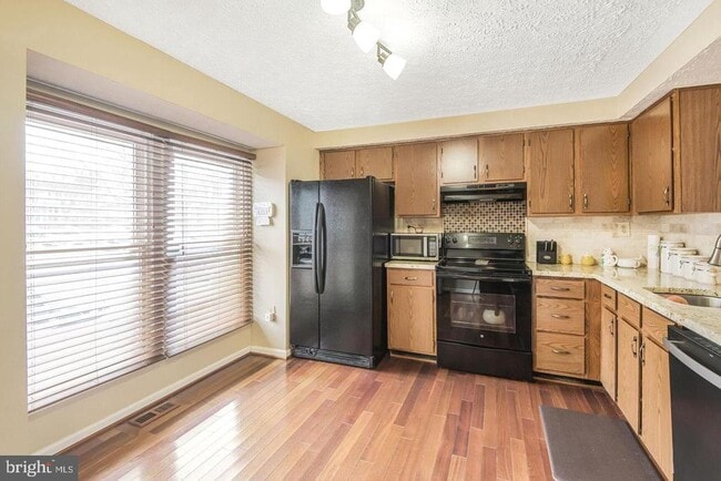 Building Photo - 6121 Cedar Wood Dr