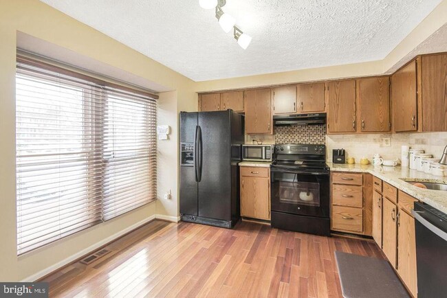 Foto del edificio - 6121 Cedar Wood Dr