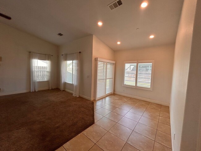 Building Photo - Beautiful home for rent in Visalia!